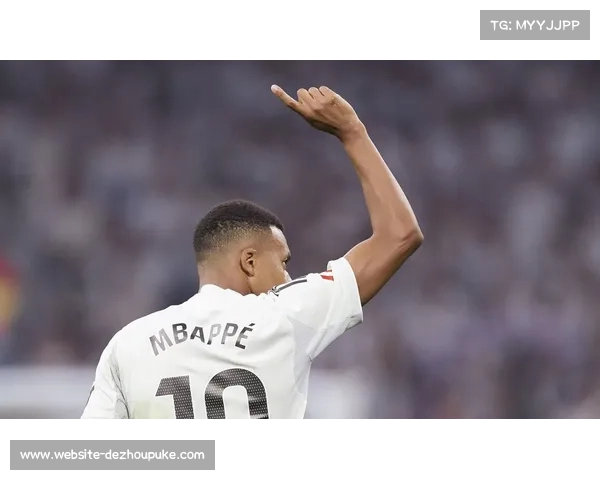 姆巴佩与对手交换球衣，赛后致意球迷